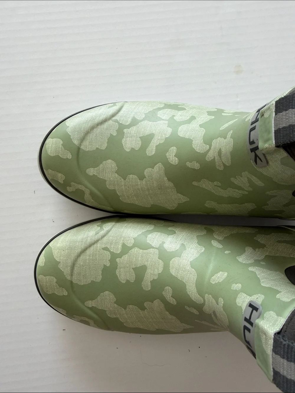 HUK men’s size 10 Camo Green Slip-On boots